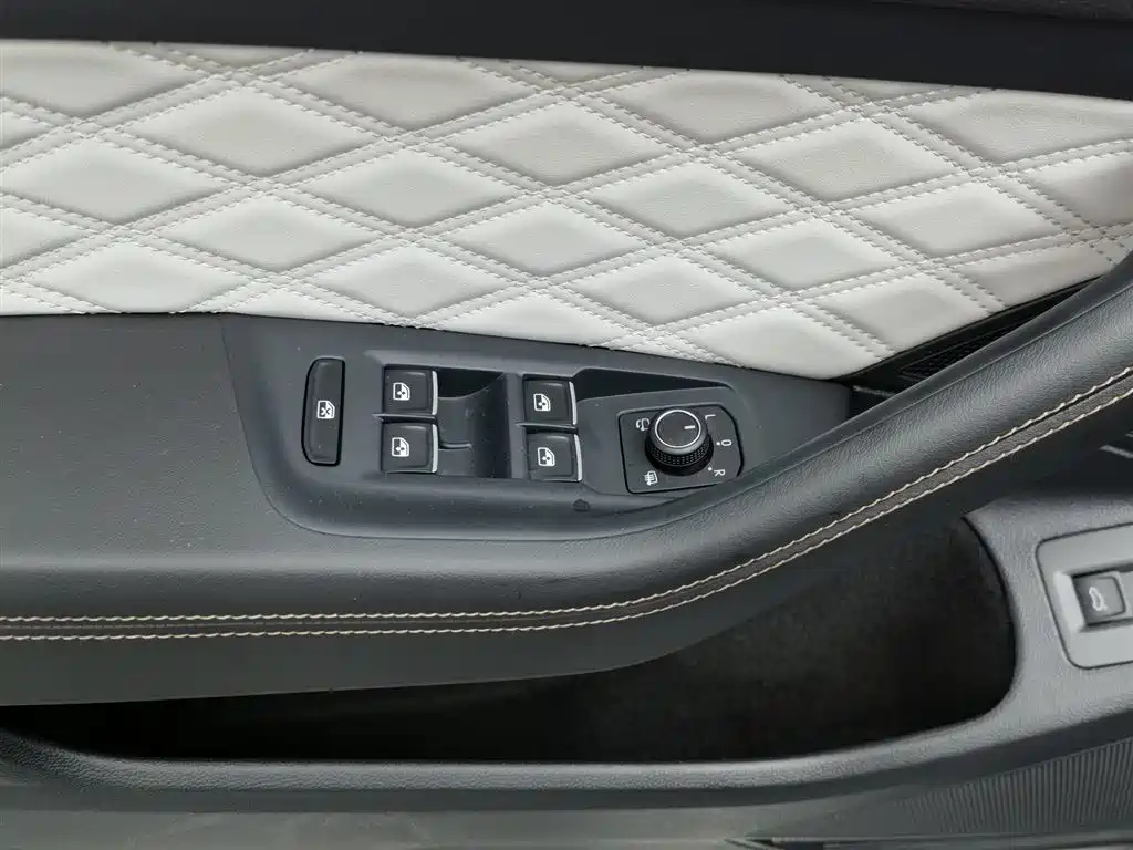 Volkswagen Magotan 2023 Model 2 Million Commemorative Edition 330TSI DSG Luxury фото 9