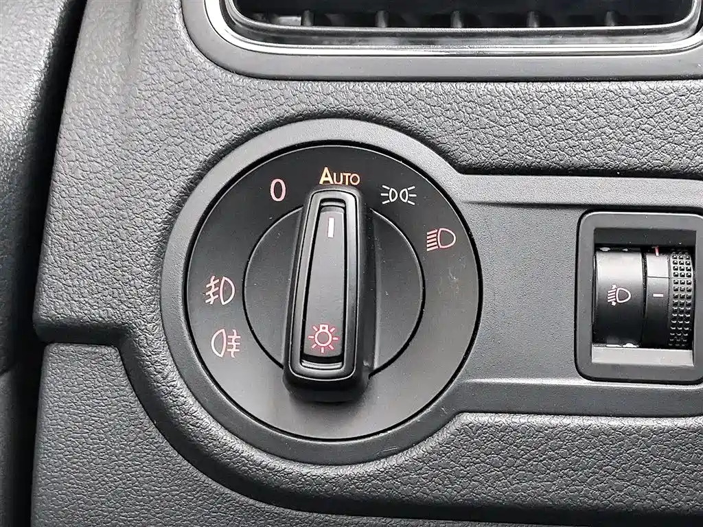 Volkswagen Polo 2014 1.6L Cross Polo Automatic фото 21