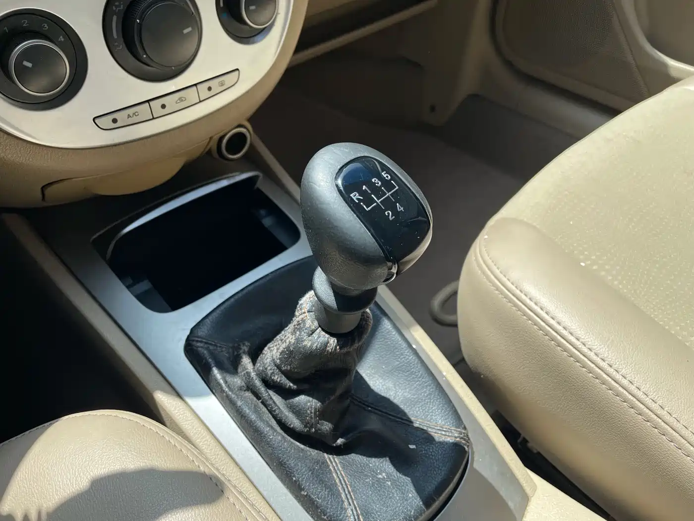 Buick Excelle 2013 1.5L Manual Classic Edition фото 15