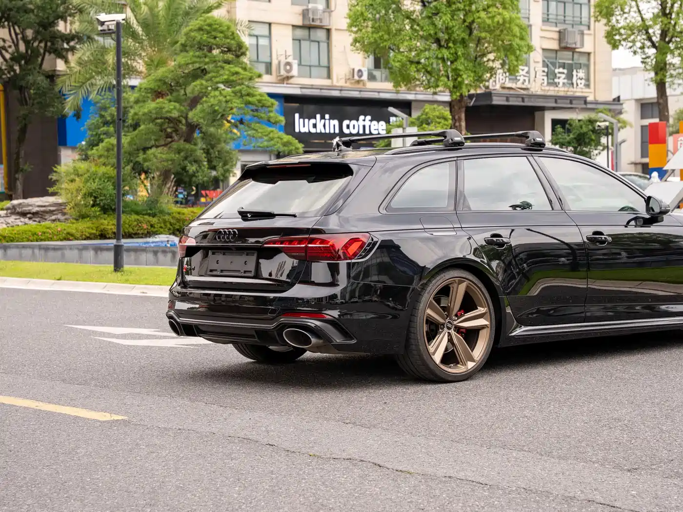 Audi RS 4 2023 Model RS4 Avant Dark Gold Edition фото 12