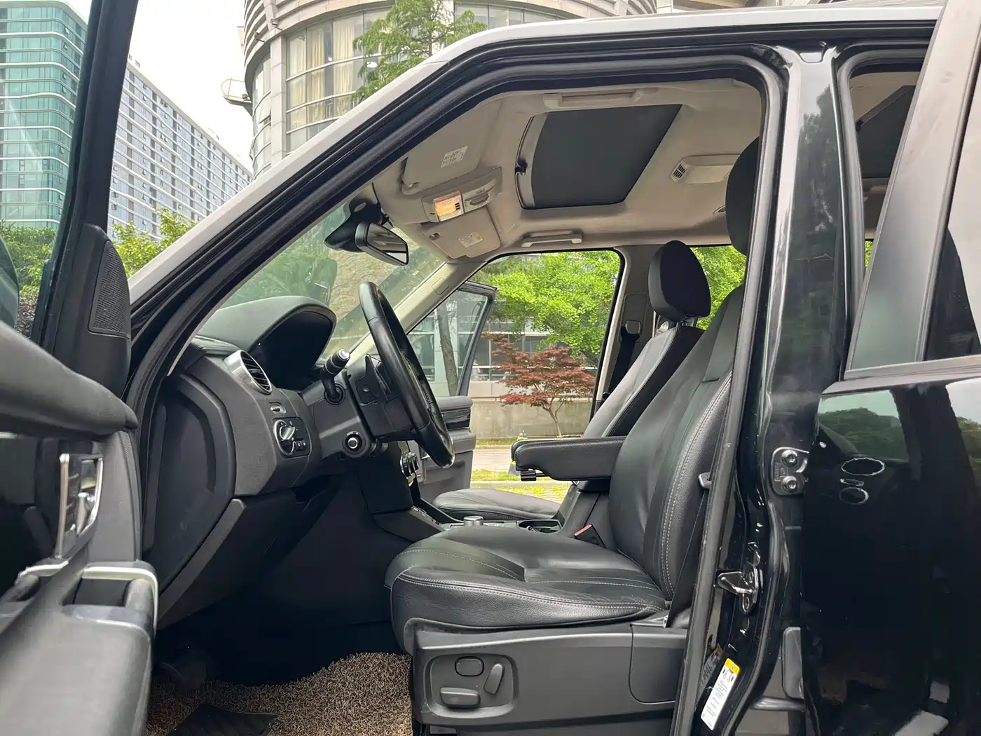 Land Rover Discovery 2015 3.0 SDV6 HSE Diesel фото 4