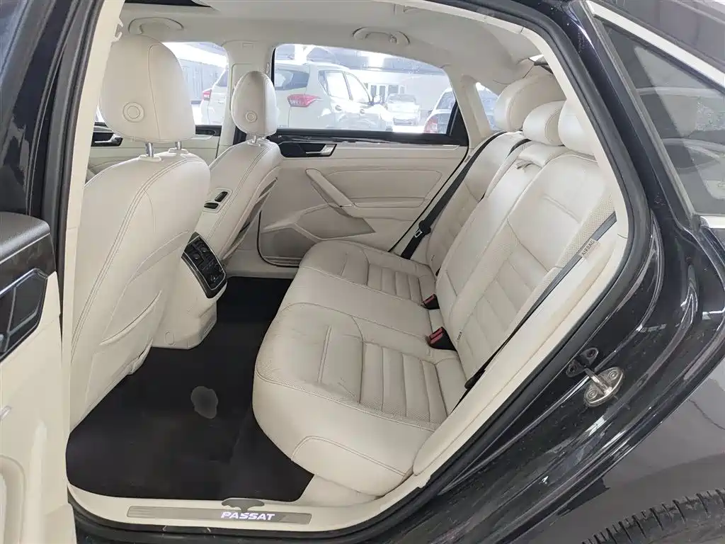Volkswagen Passat 2016 380TSI DSG Premium Edition фото 13
