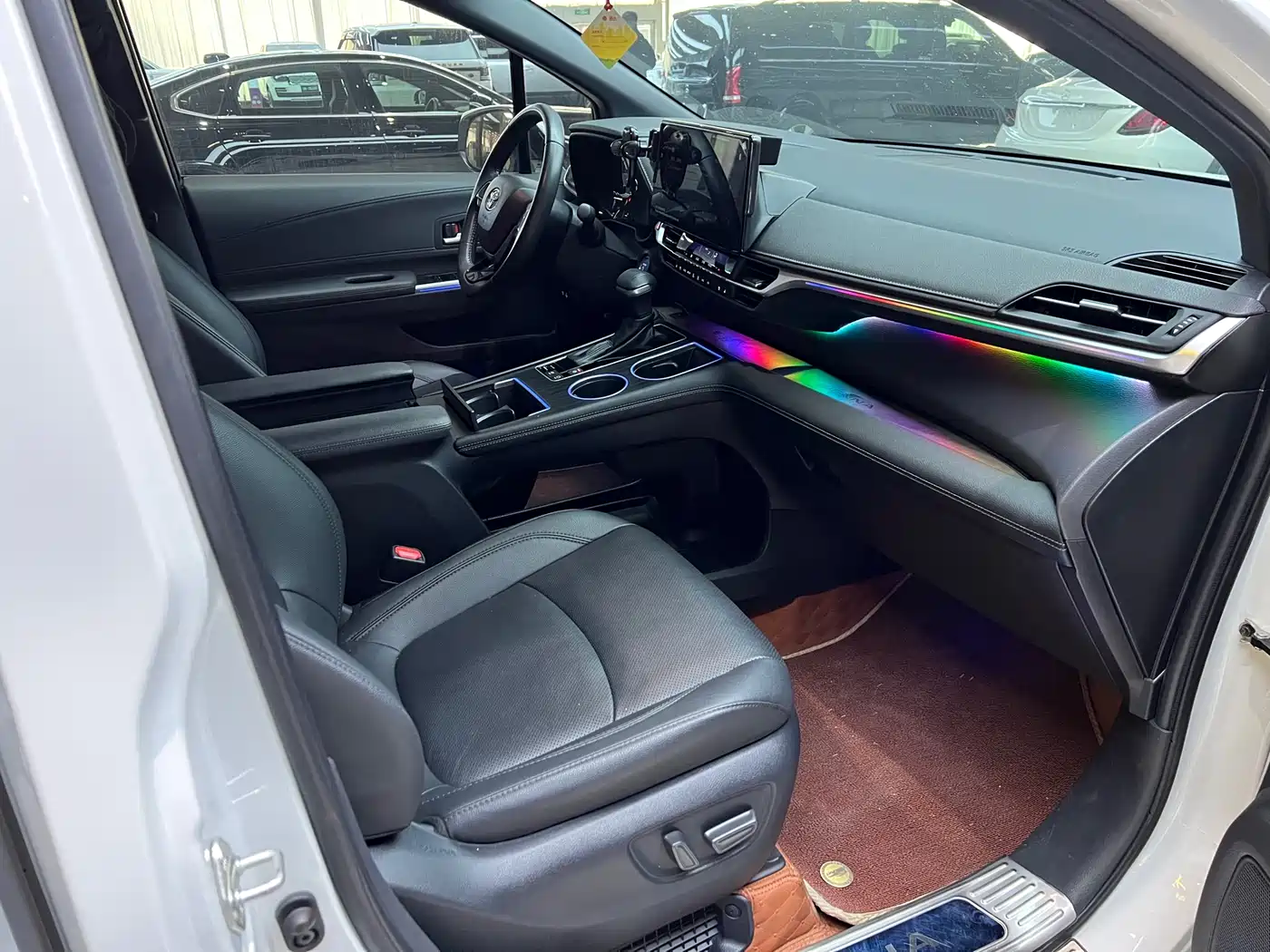 Toyota Sienna 2023 2.5L Hybrid Premium Edition фото 9