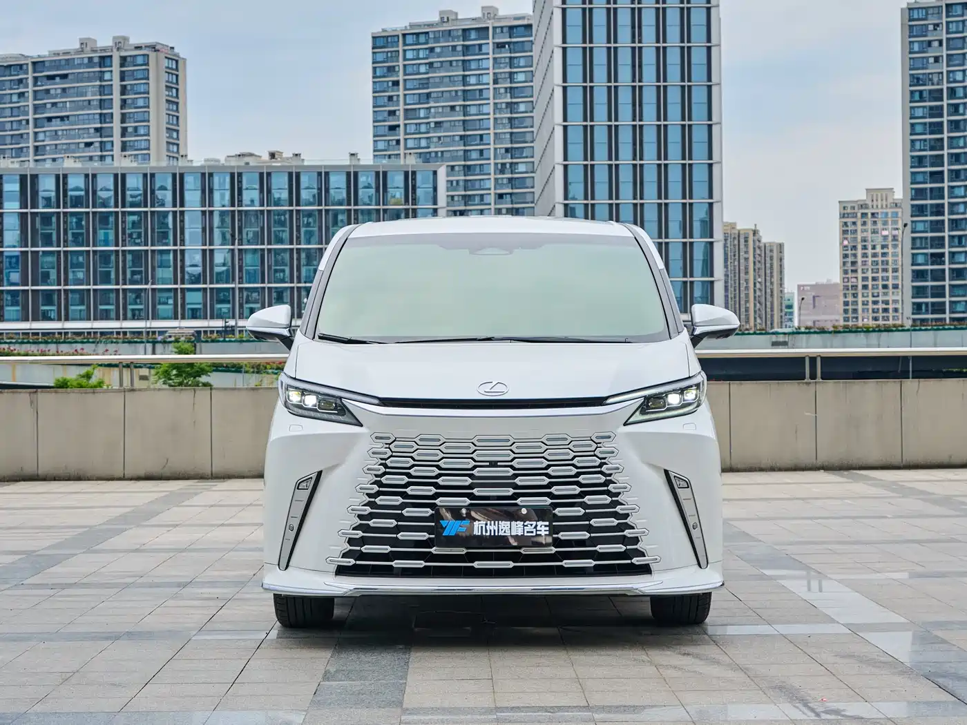 Lexus LM 2023 500h 6-Seater Prestige Edition фото 2