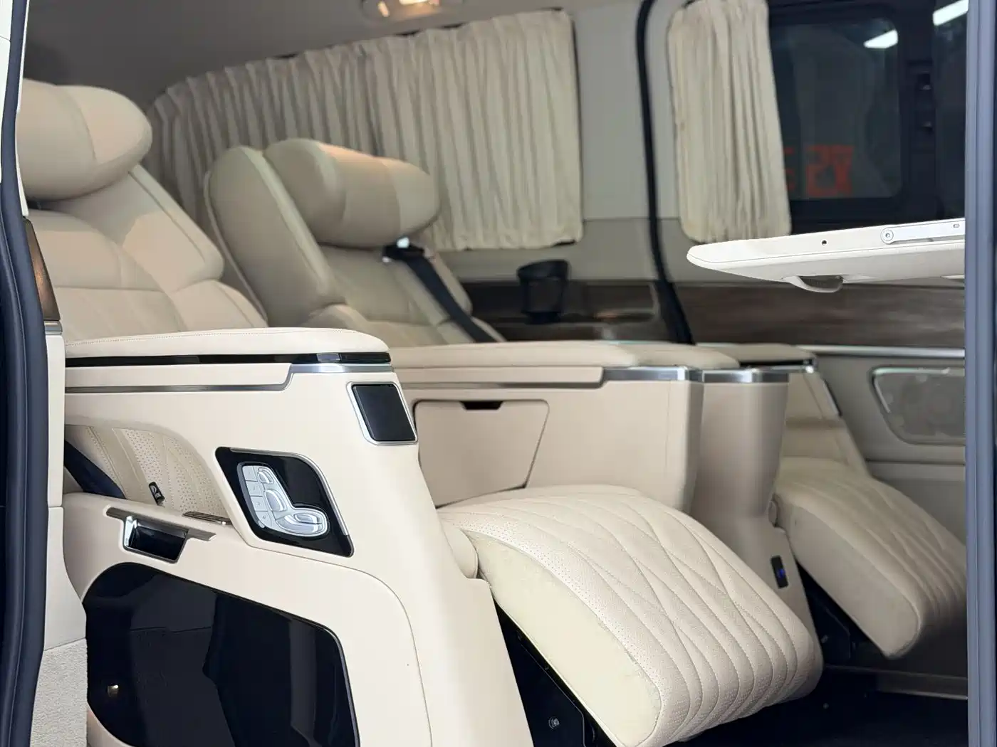 Mercedes-Benz V-Class 2021 V 260 L Long Wheelbase Premium Edition фото 17