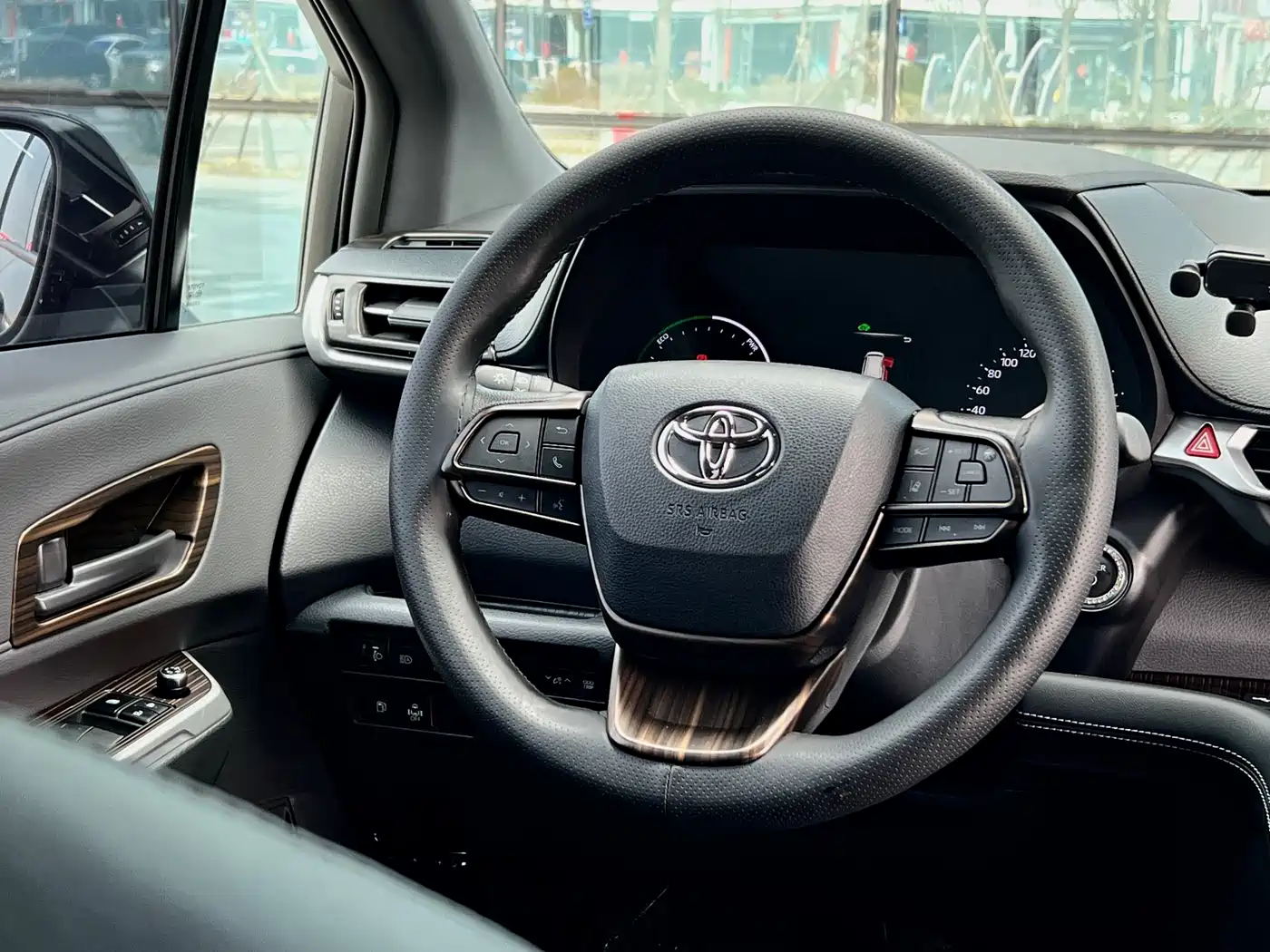 Toyota Granvia 2024 2.5L Hybrid Luxury фото 13