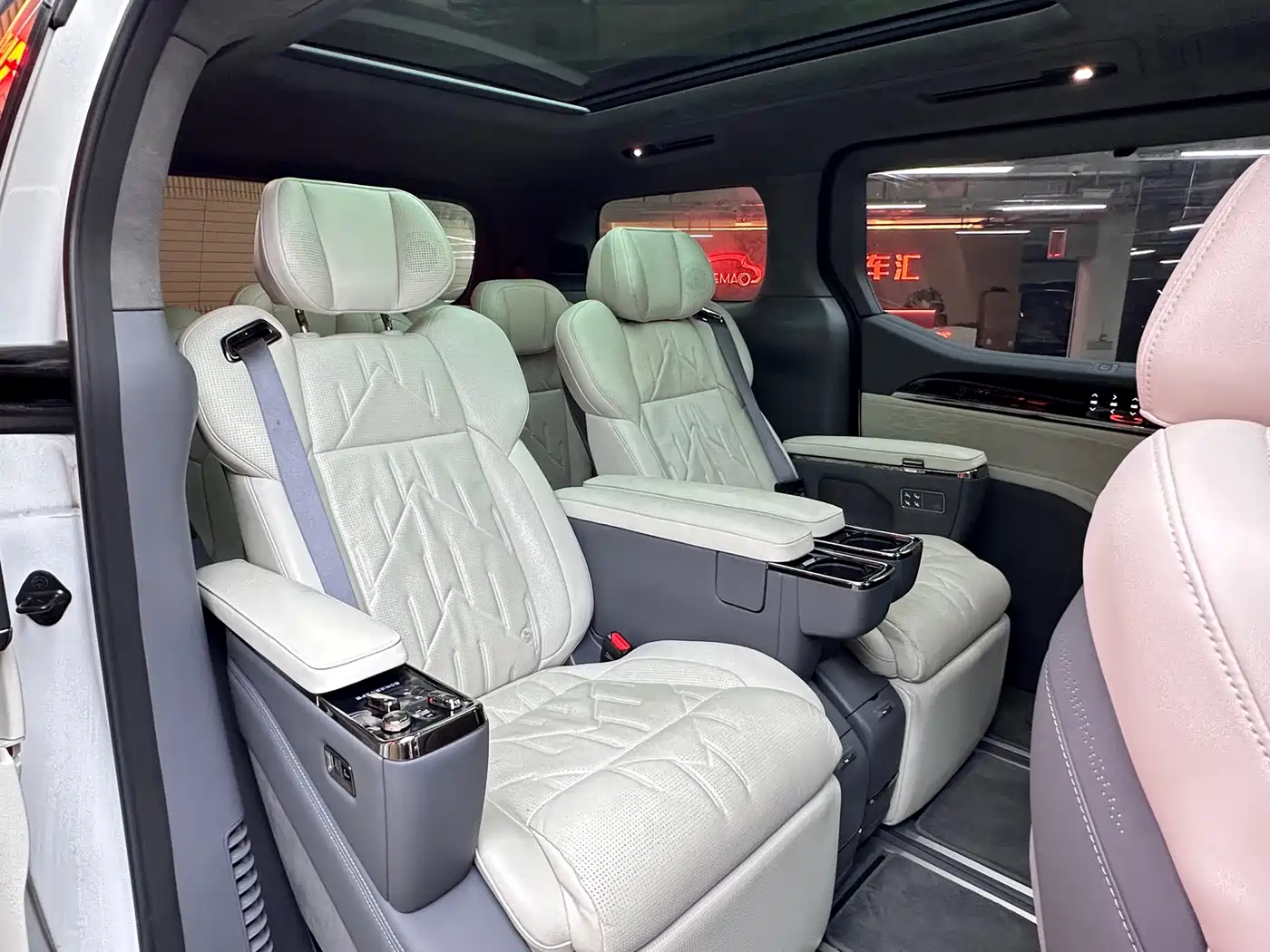 Zeekr 009 2024 6-seat Executive AWD 108kWh фото 16