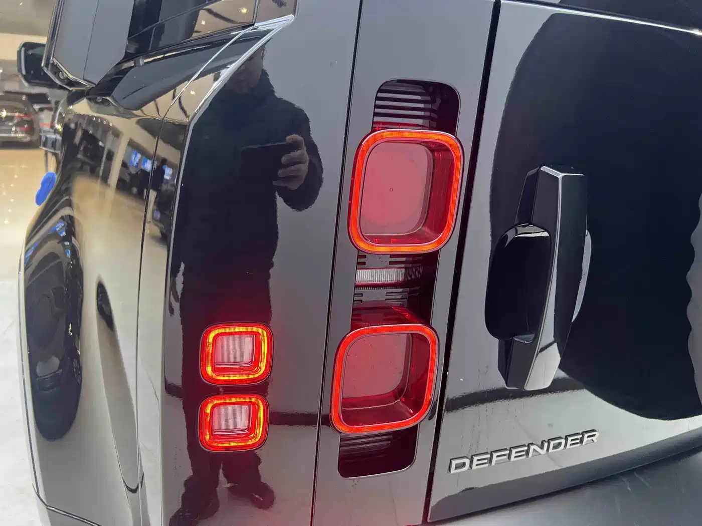 Land Rover Defender 2024 110 3.0T P400 X-DYNAMIC HSE фото 4