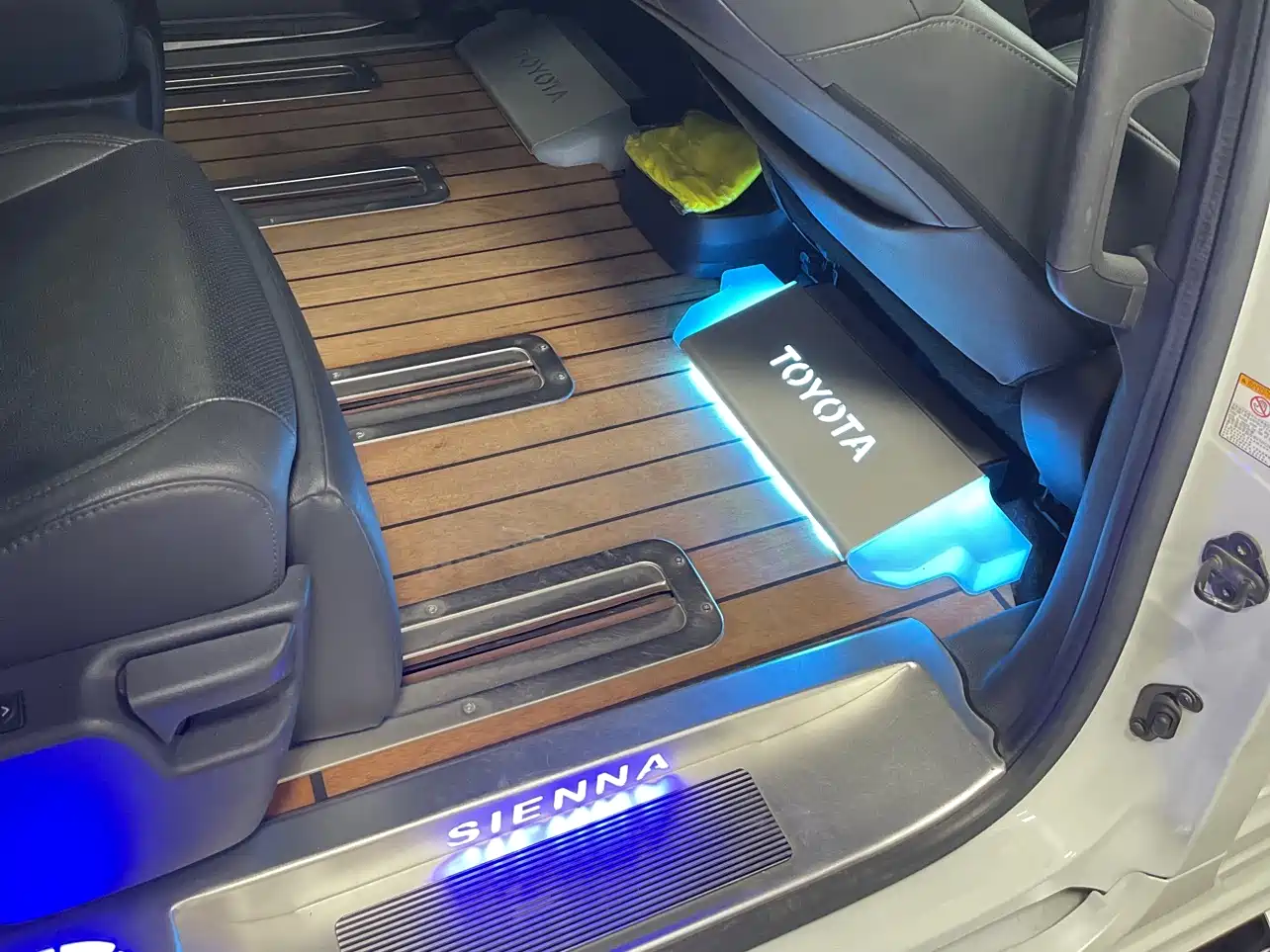 Toyota Sienna 2023 2.5L Hybrid Ultimate Edition фото 11