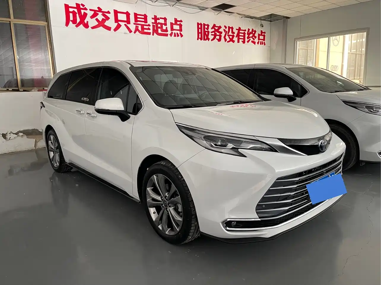Toyota Sienna 2023 2.5L Hybrid Premium Edition фото 2