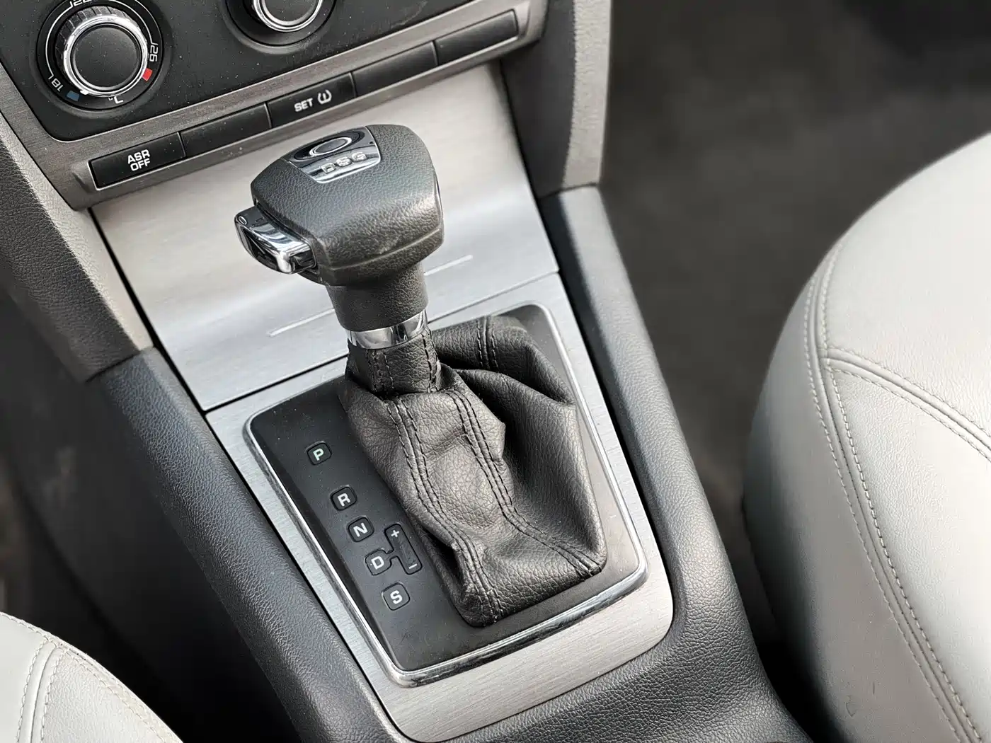Škoda Octavia 2010 Model 1.8TSI DSG Elegance Edition фото 18