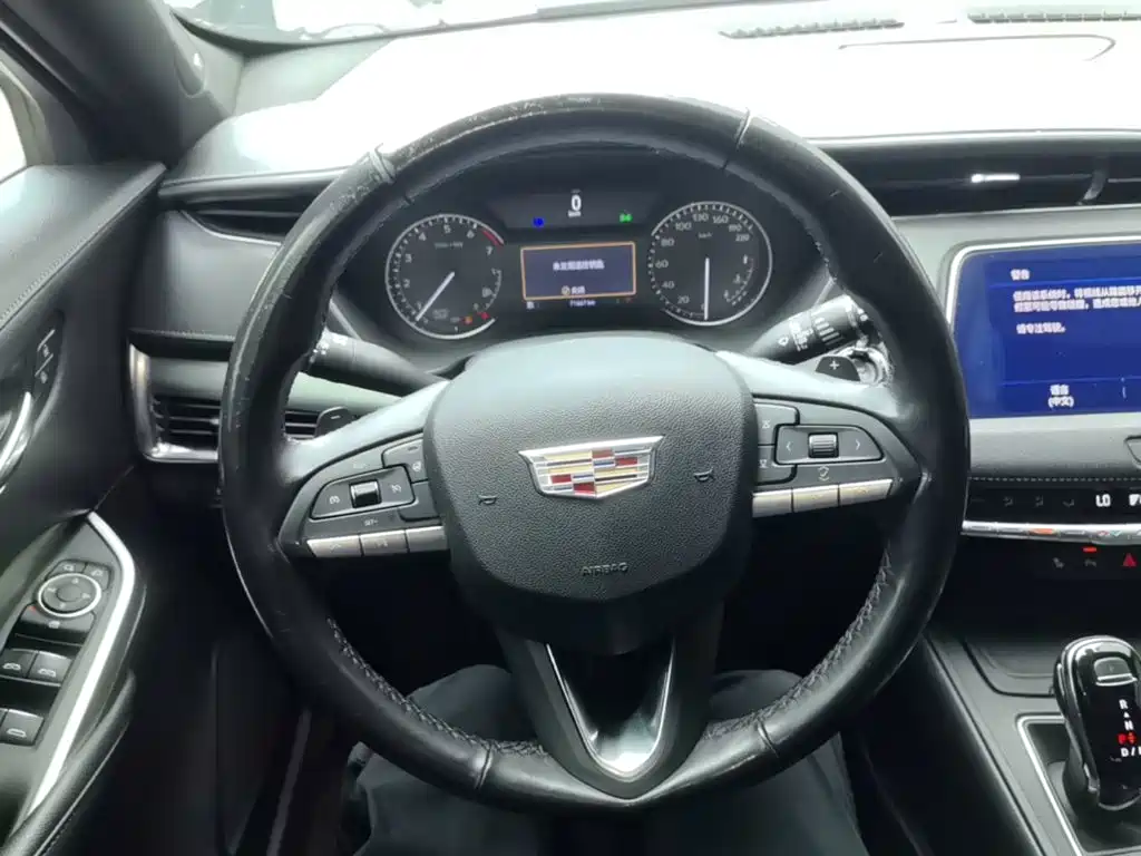 Фото 11 - Cadillac XT4