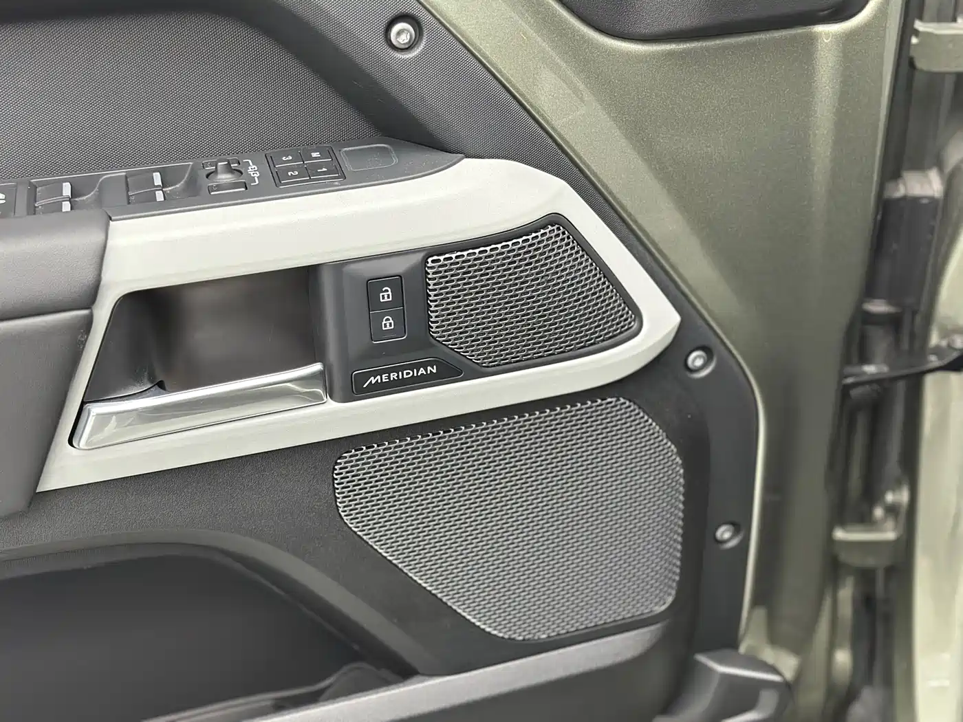 Land Rover Defender 2023 Model 110 3.0T P400 Dark Special Edition фото 24