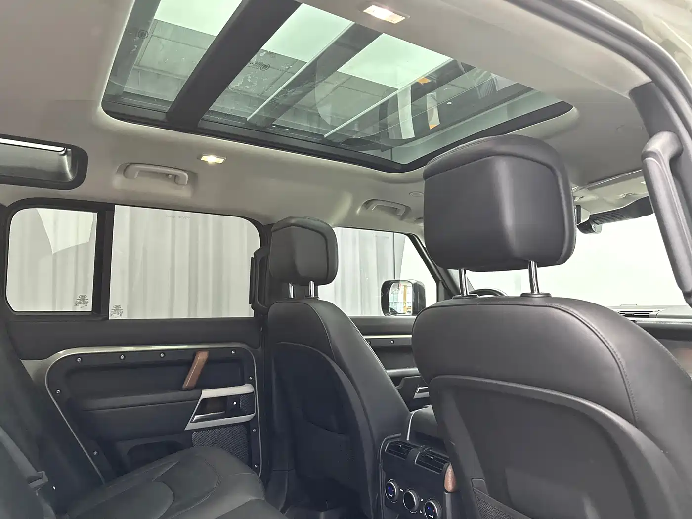Land Rover Defender 2023 Model 110 3.0T P400 Dark Special Edition фото 36