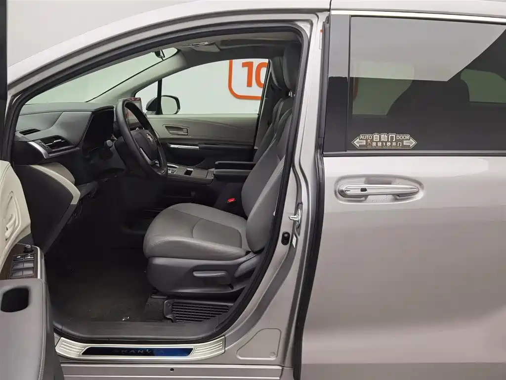 Toyota Granvia 2023 2.5L Hybrid Comfort Edition фото 10
