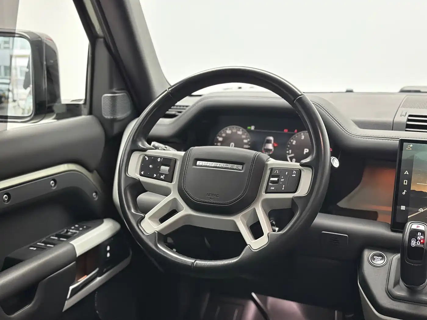 Land Rover Defender 2023 Model 110 3.0T P400 Dark Special Edition фото 39