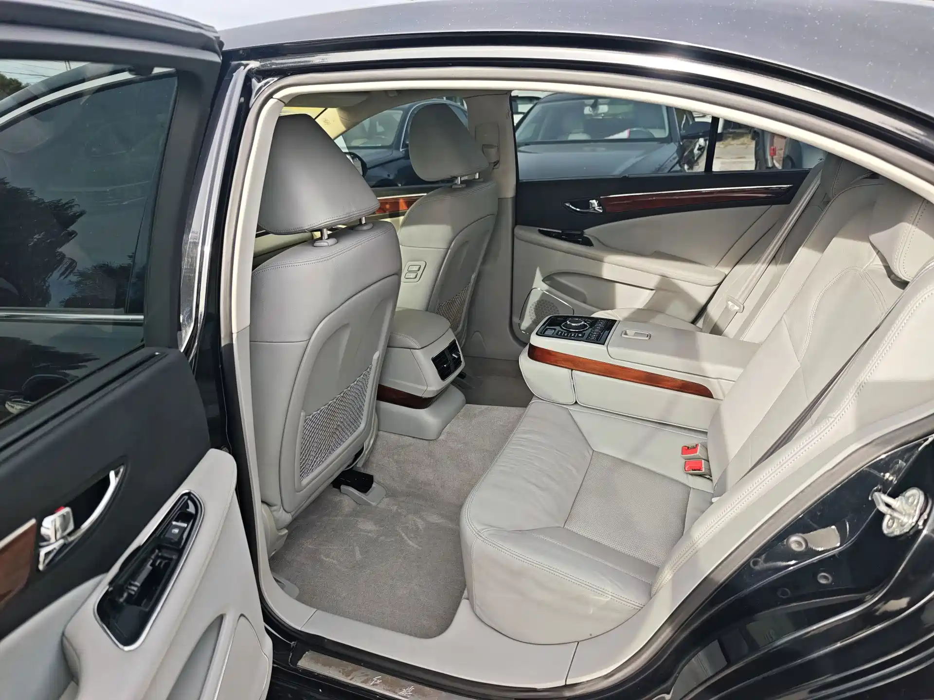 Фото 7 - Hongqi H7