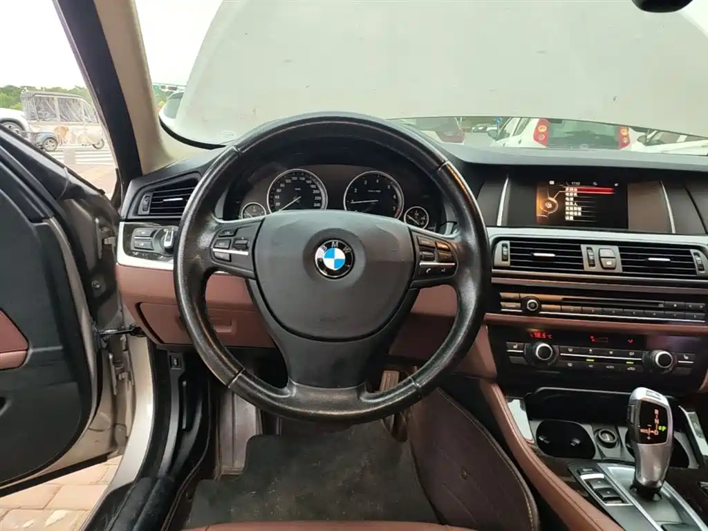BMW 5 Series 2014 525Li Leading фото 11