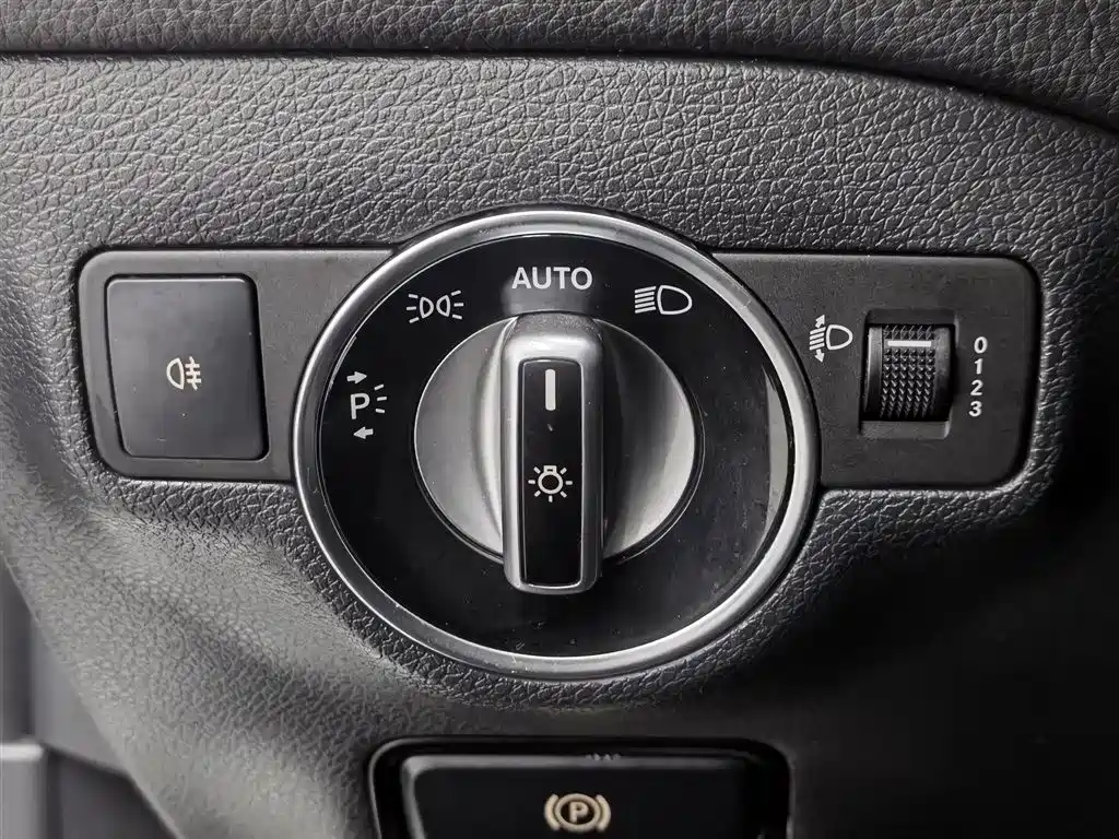 Mercedes-Benz GLA 2017 GLA 200 Dynamic фото 21