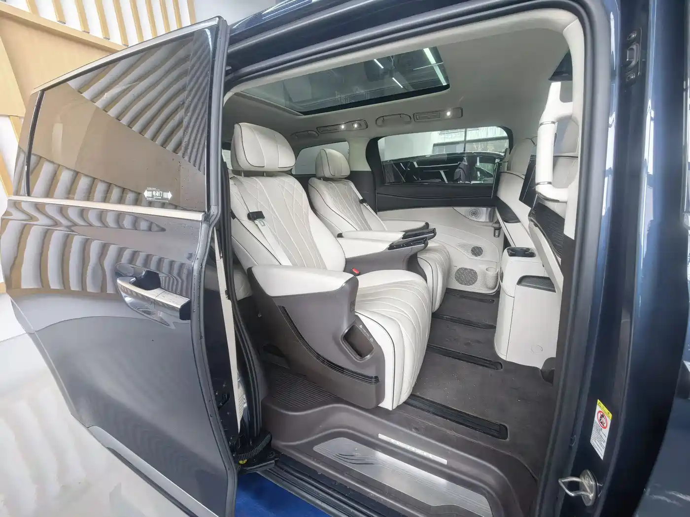Denza D9 2024 DM-i 980 AWD Flagship фото 16