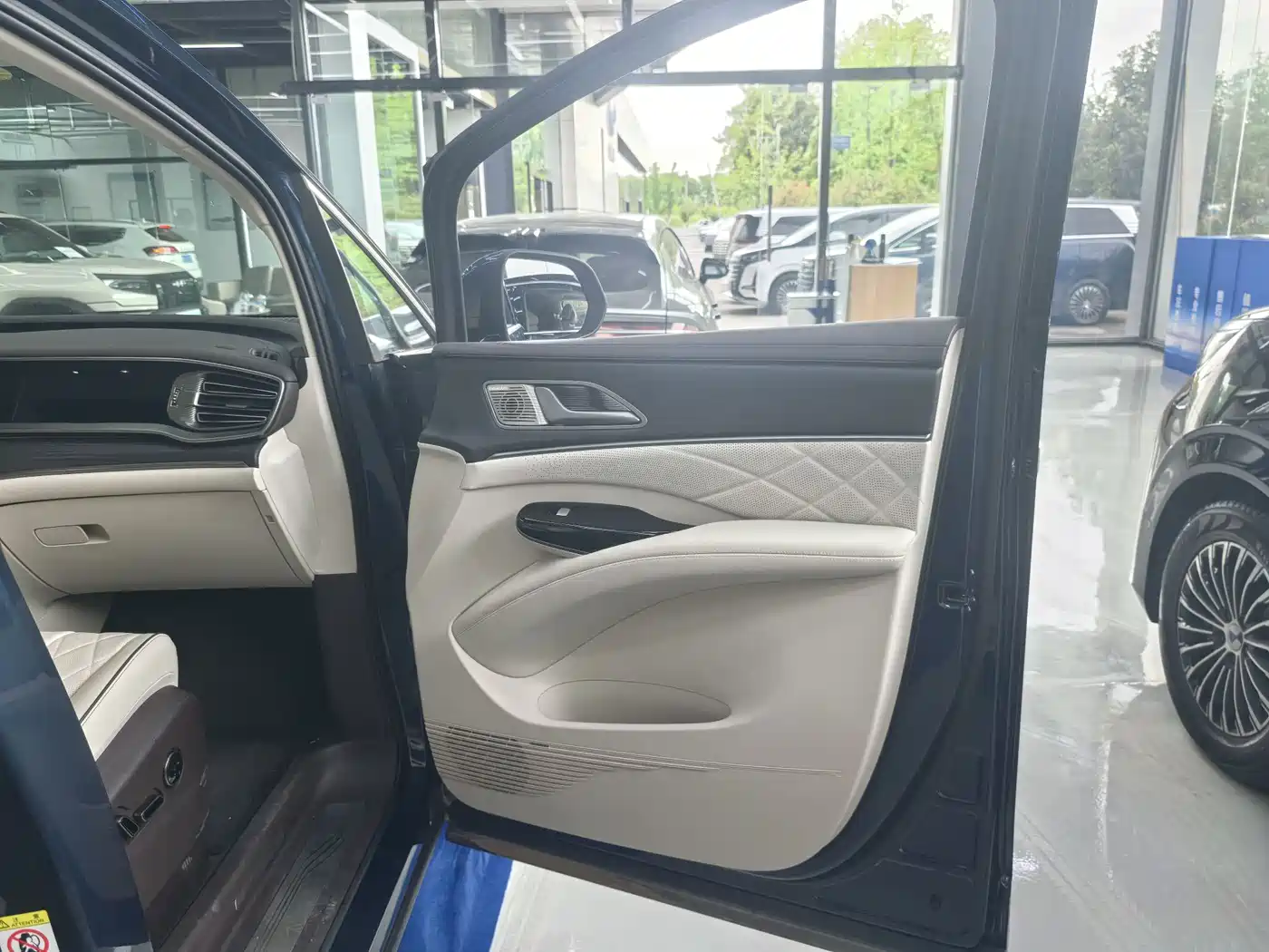Denza D9 2024 DM-i 980 AWD Flagship фото 19