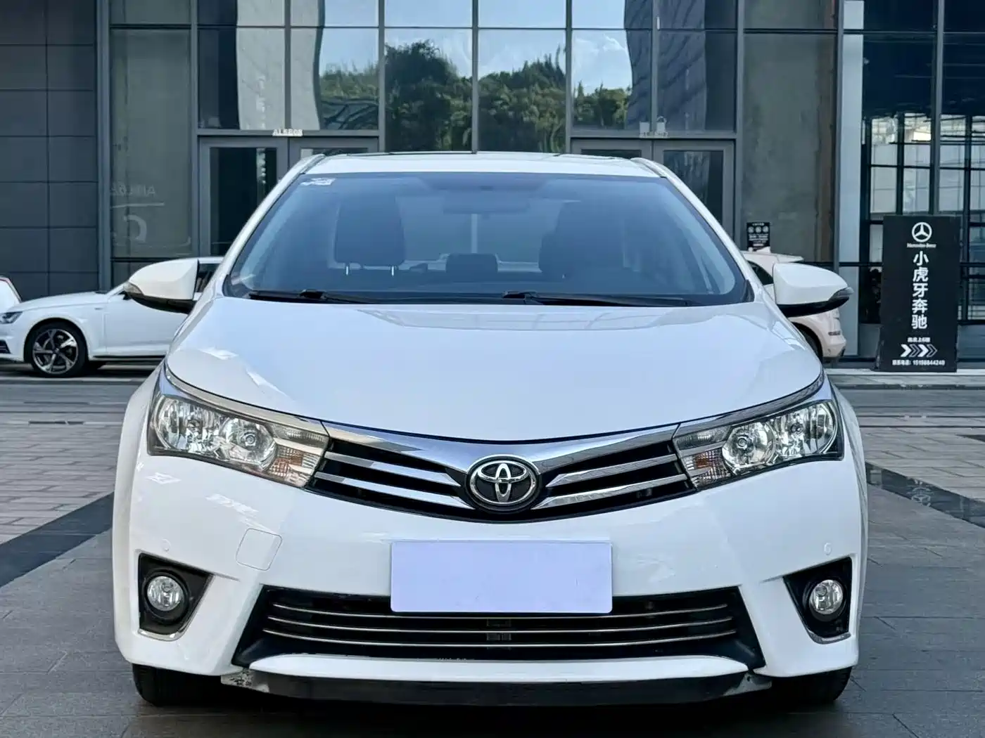 Toyota Corolla 2014 1.6L CVT GL-i фото 2