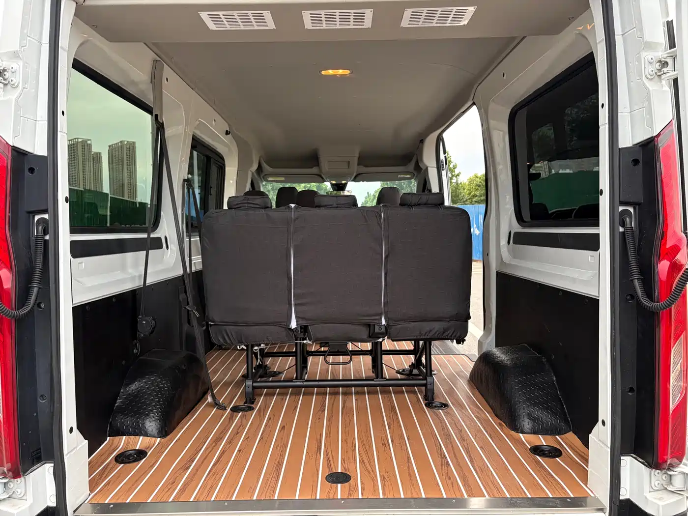 SAIC Maxus Xintu V90 2021 2.0T Automatic Smart Transporter RWD Single Tire Long Wheelbase High Roof 7-seater фото 9