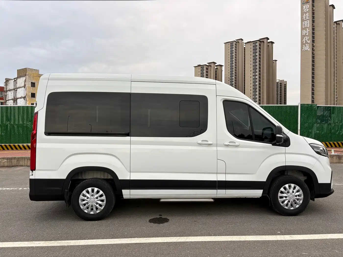 SAIC Maxus Xintu V90 2021 2.0T Automatic Smart Transporter RWD Single Tire Long Wheelbase High Roof 7-seater фото 5