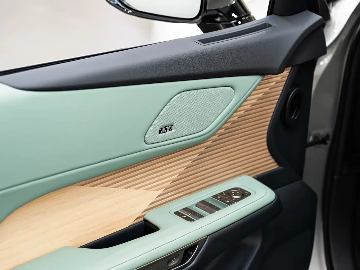 Lexus ES 2025 Model 300h Base Version фото 20