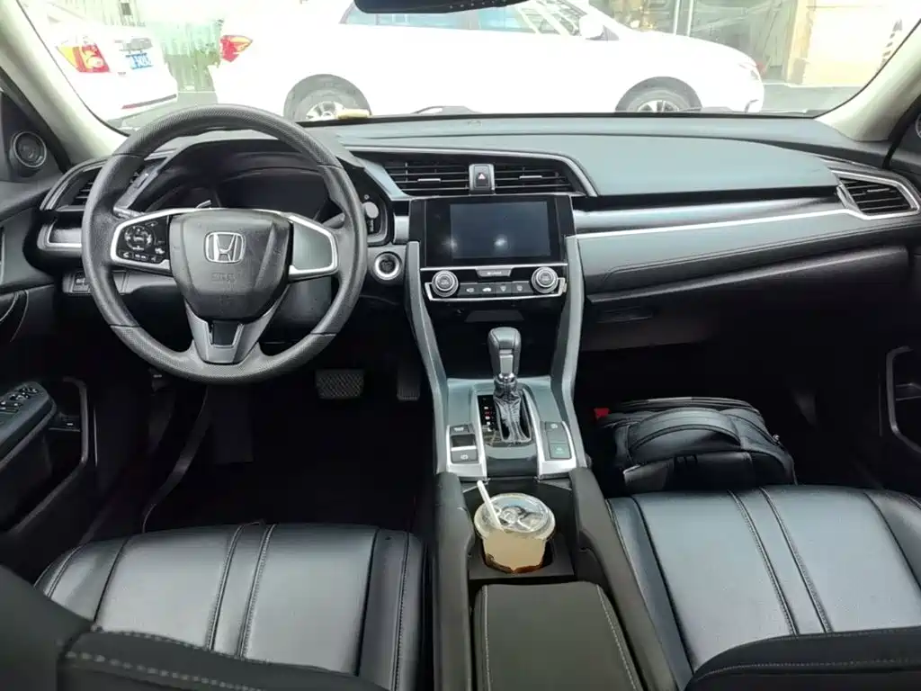 Фото 10 - Honda Civic
