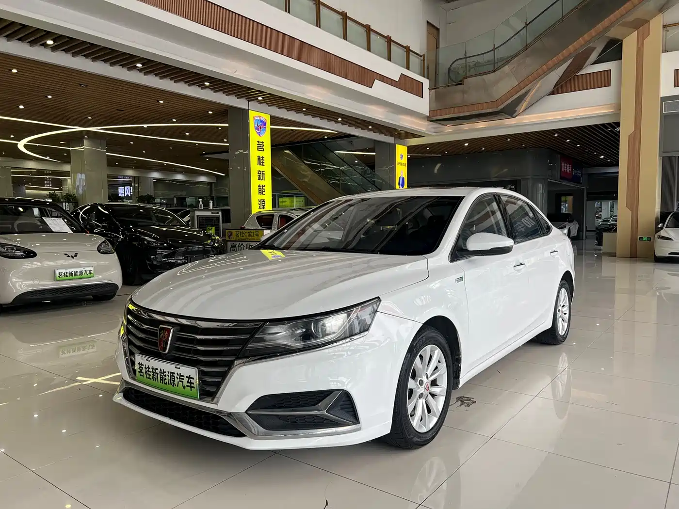 Roewe i6 New Energy 2017 45T Hybrid Connected Smart Enjoyment Edition