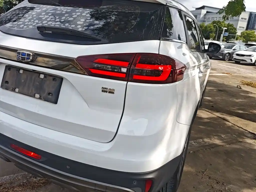 Фото 8 - Geely Atlas