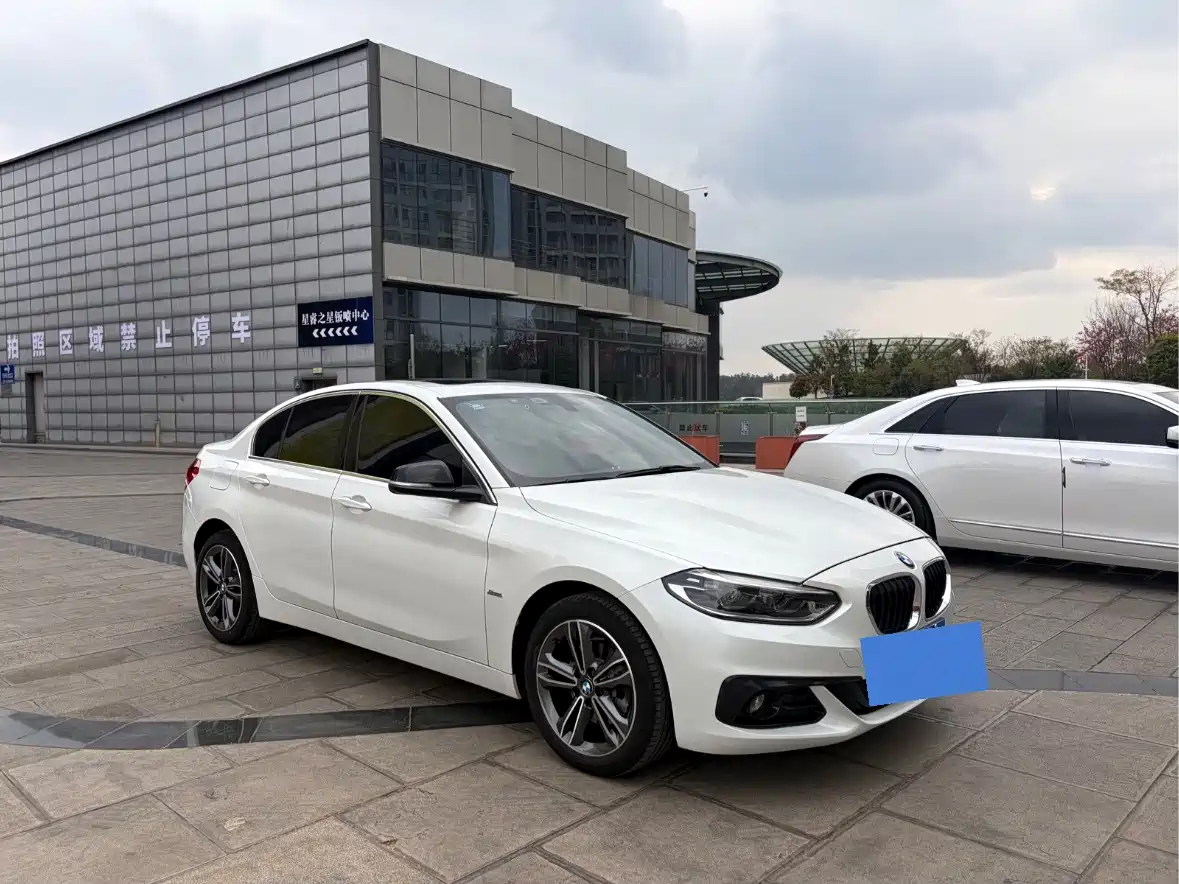 BMW 1 Series 2017 118i Sport фото 3