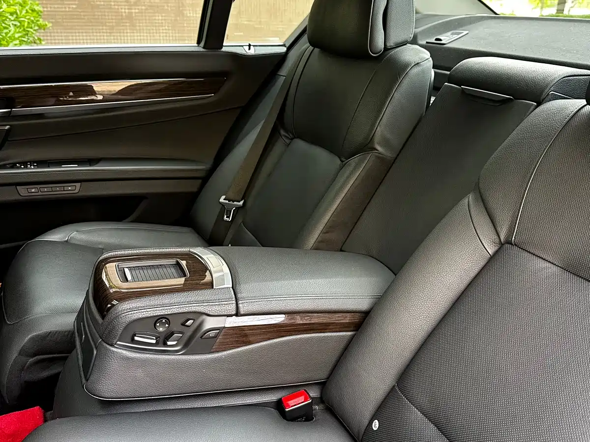 BMW 7 Series 2009 740Li Premium фото 8