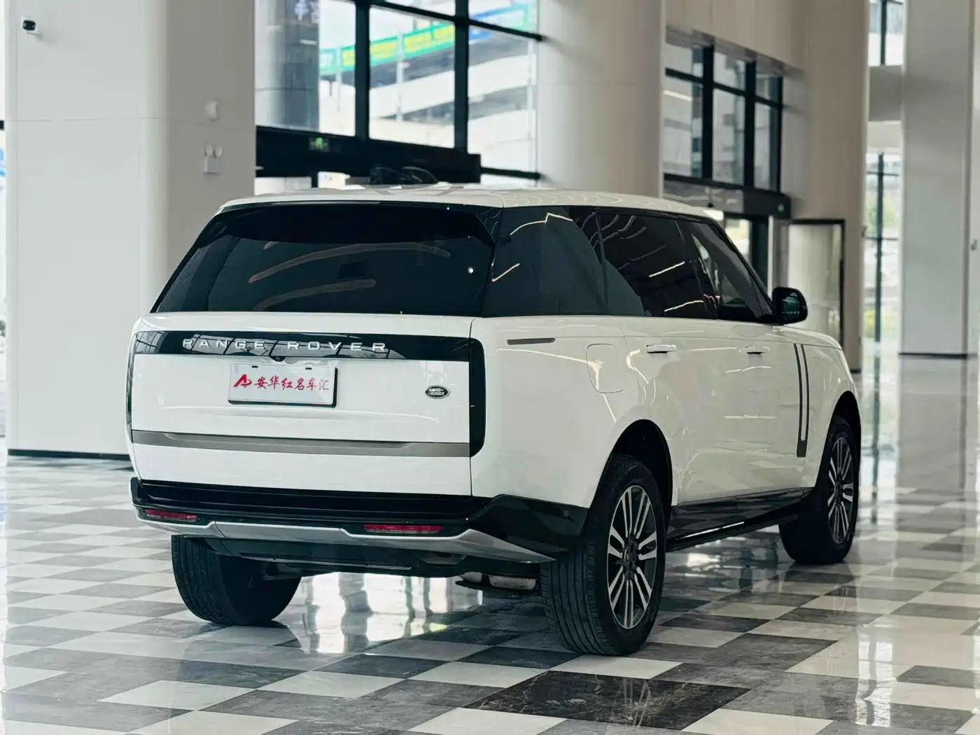 Land Rover Range Rover 2023 3.0 L6 400PS Golden Age Long Wheelbase фото 4