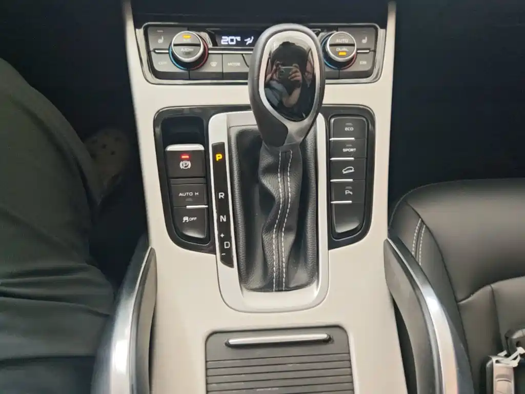Фото 14 - Geely Atlas