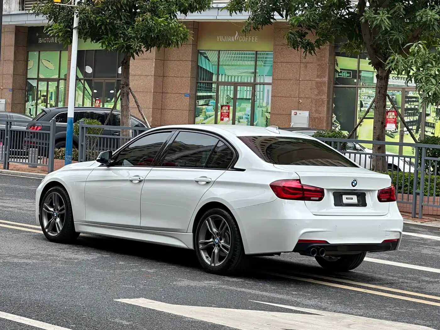 BMW 3 Series 2018 320Li M Sport Black Night Edition фото 2