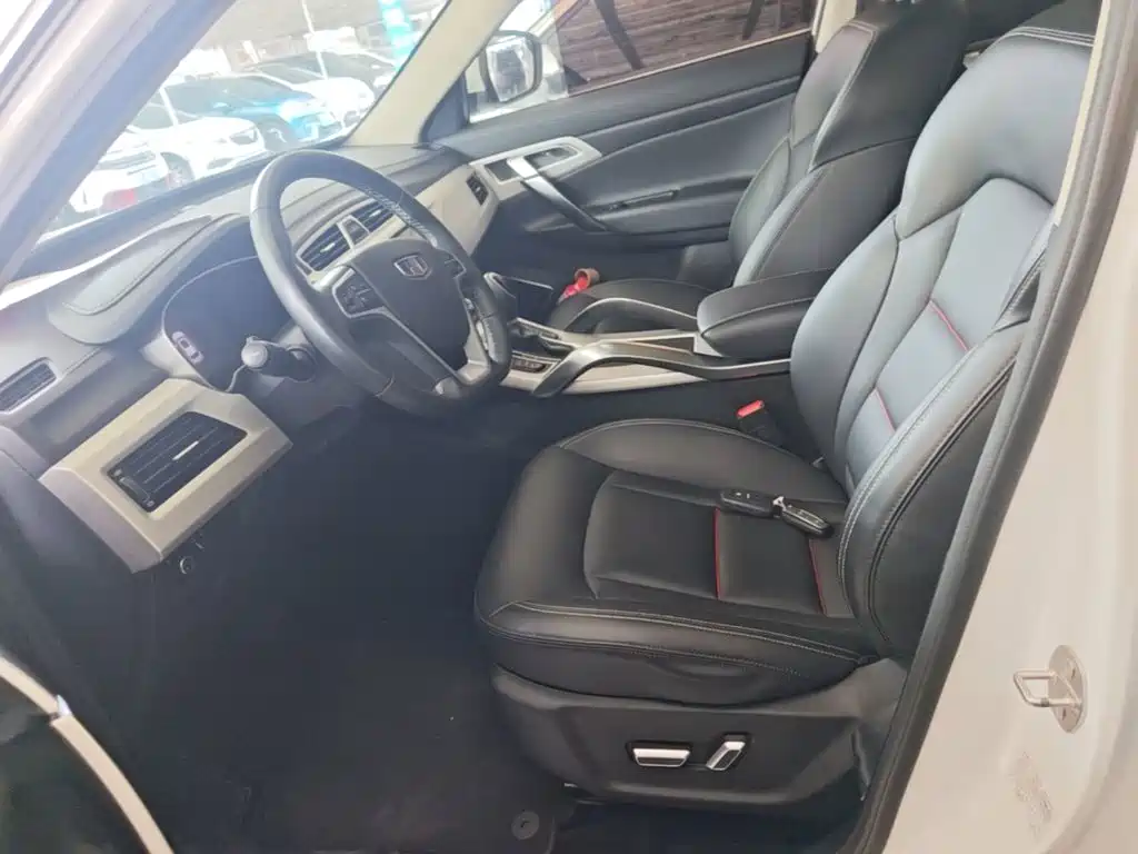 Фото 15 - Geely Atlas