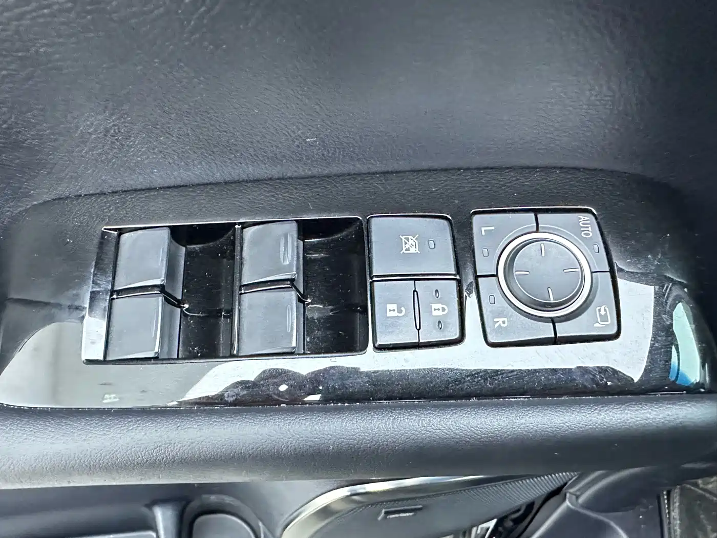 Lexus LM 2020 300h 4-Seat Imperial Edition фото 16