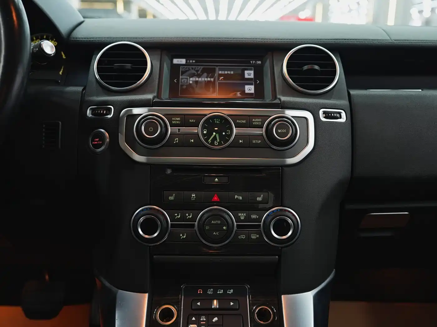 Land Rover Discovery 2015 3.0 SC V6 SE фото 16