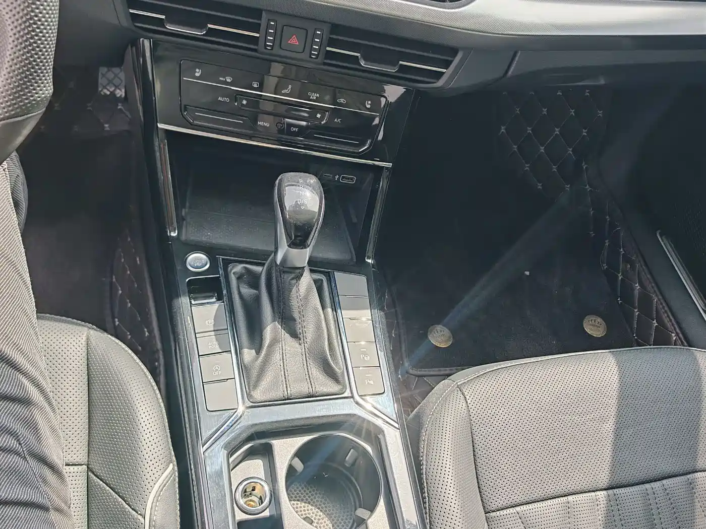 Volkswagen Passat 2022 330TSI Luxury Edition фото 15