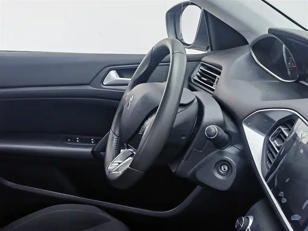 Peugeot 308S 2015 1.2T Auto Dynamic Edition фото 22
