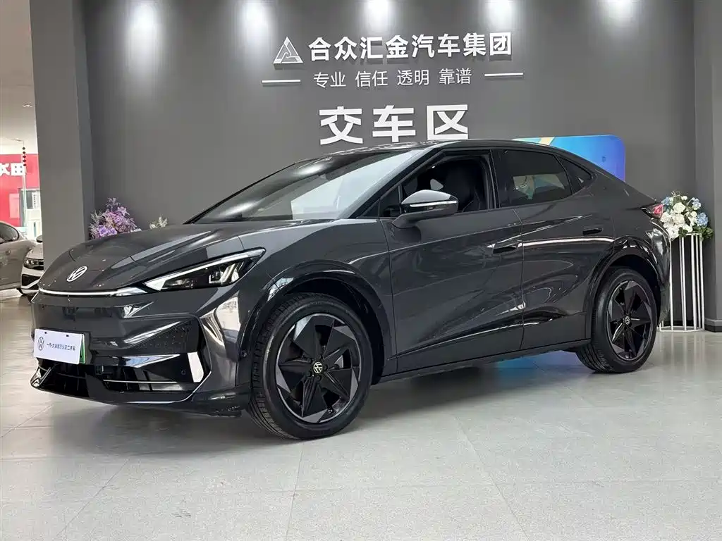 VOLKSWAGEN WITH THE CROWD 06