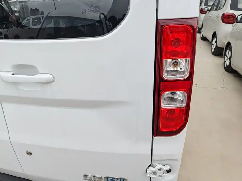 Wuling Motors Wuling Yangguang 2026 2024 300KM Comfort Bus Version 75kW
