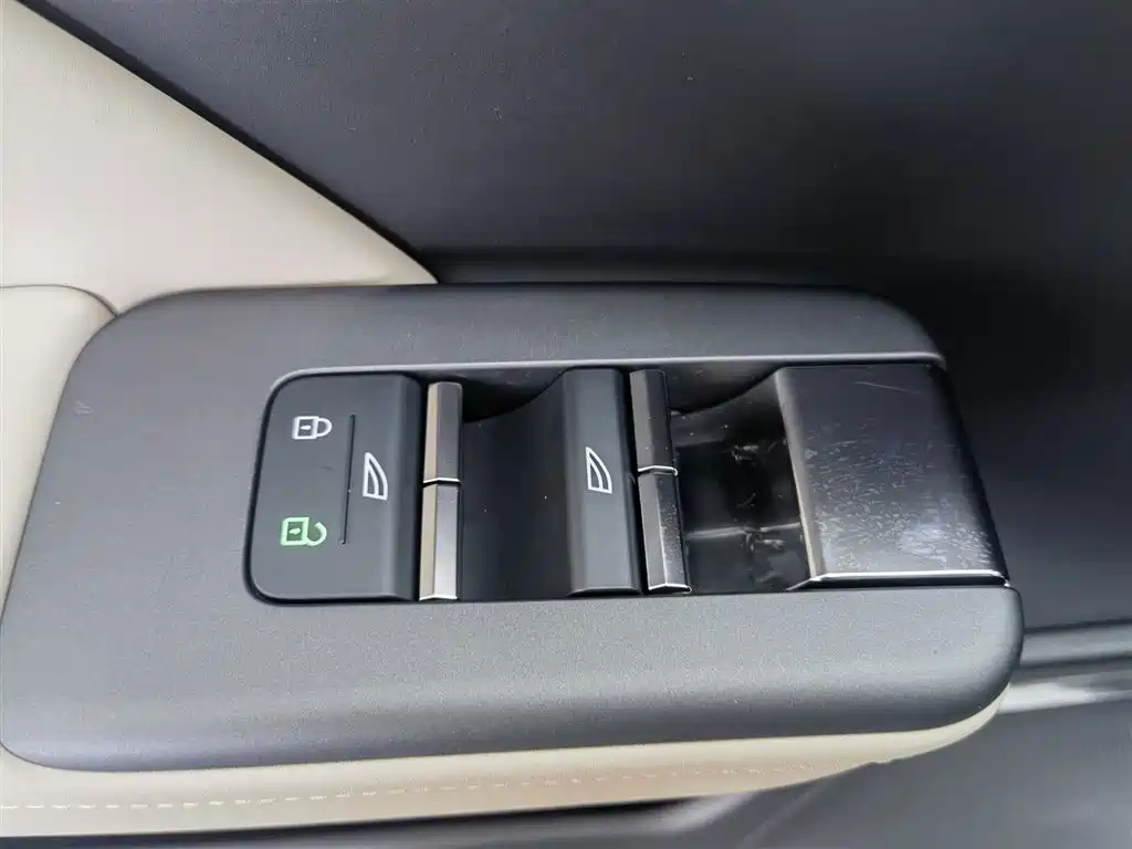 VOLVO XC70 PLUG-IN HYBRID