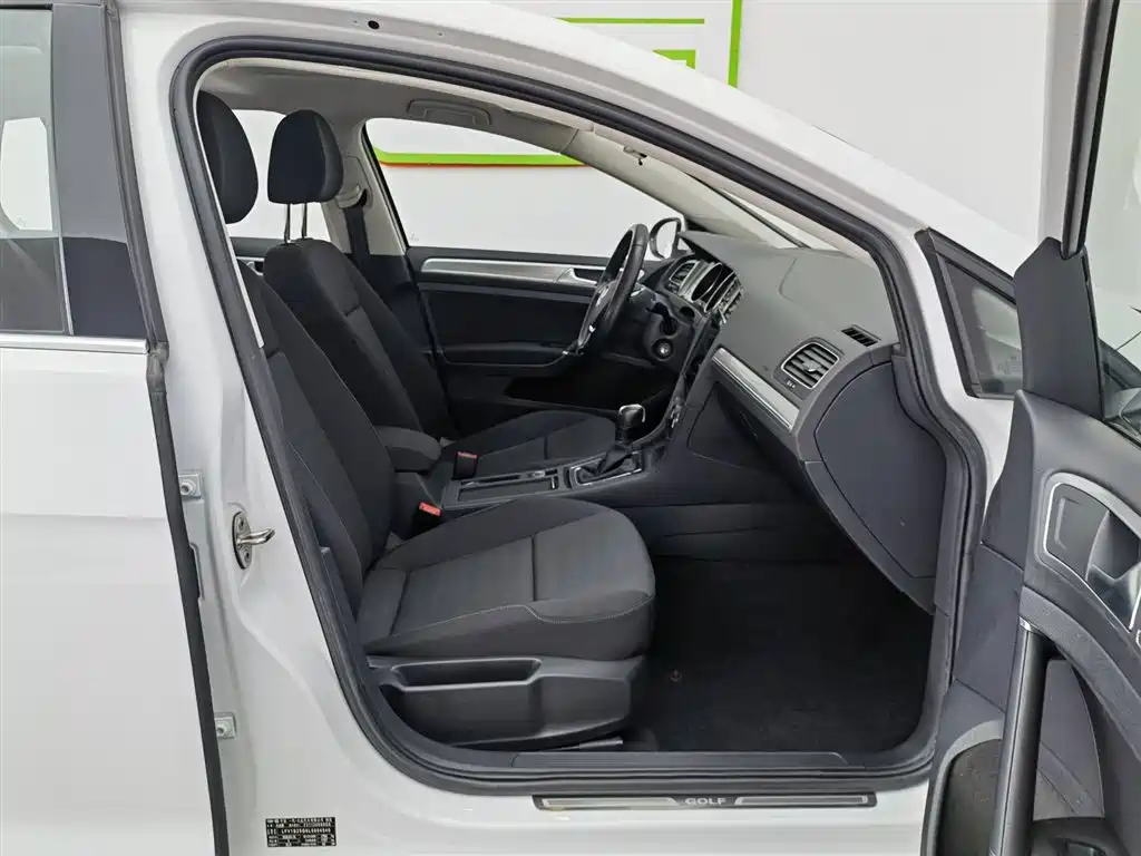 Volkswagen Golf 2020 200TSI DSG Comfort Progressive Edition фото 23