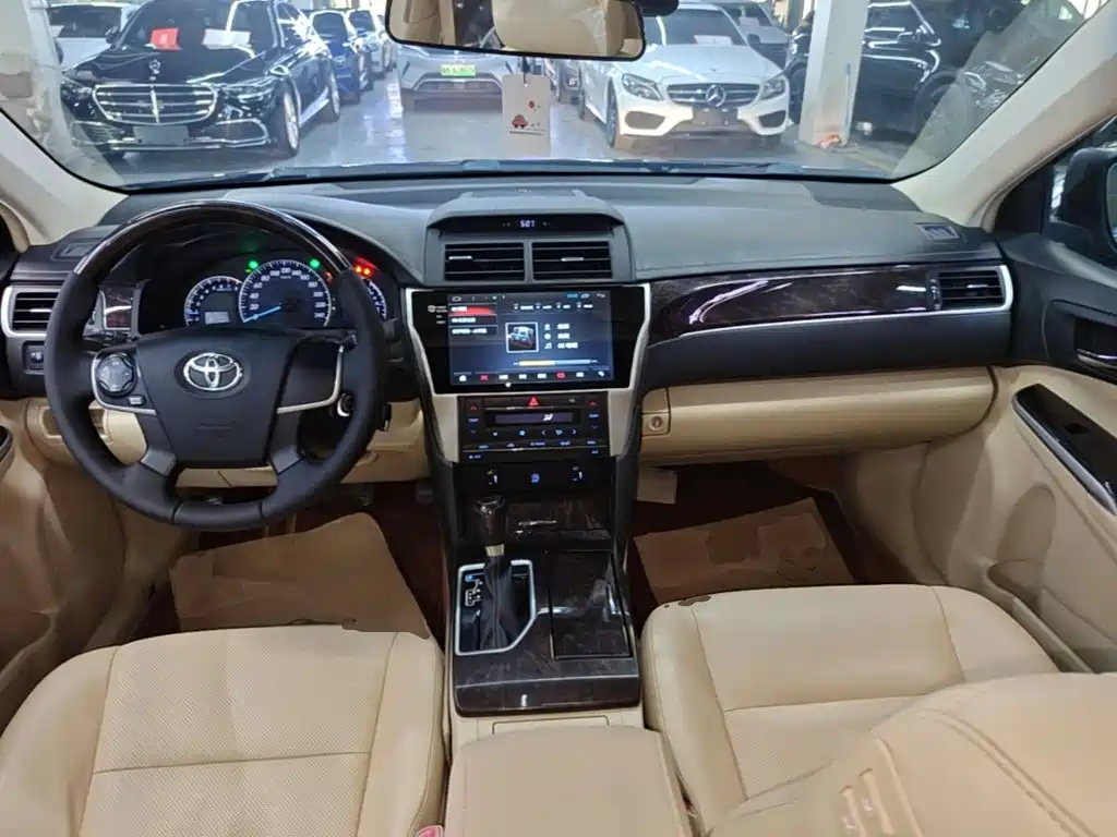 Фото 10 - Toyota Camry