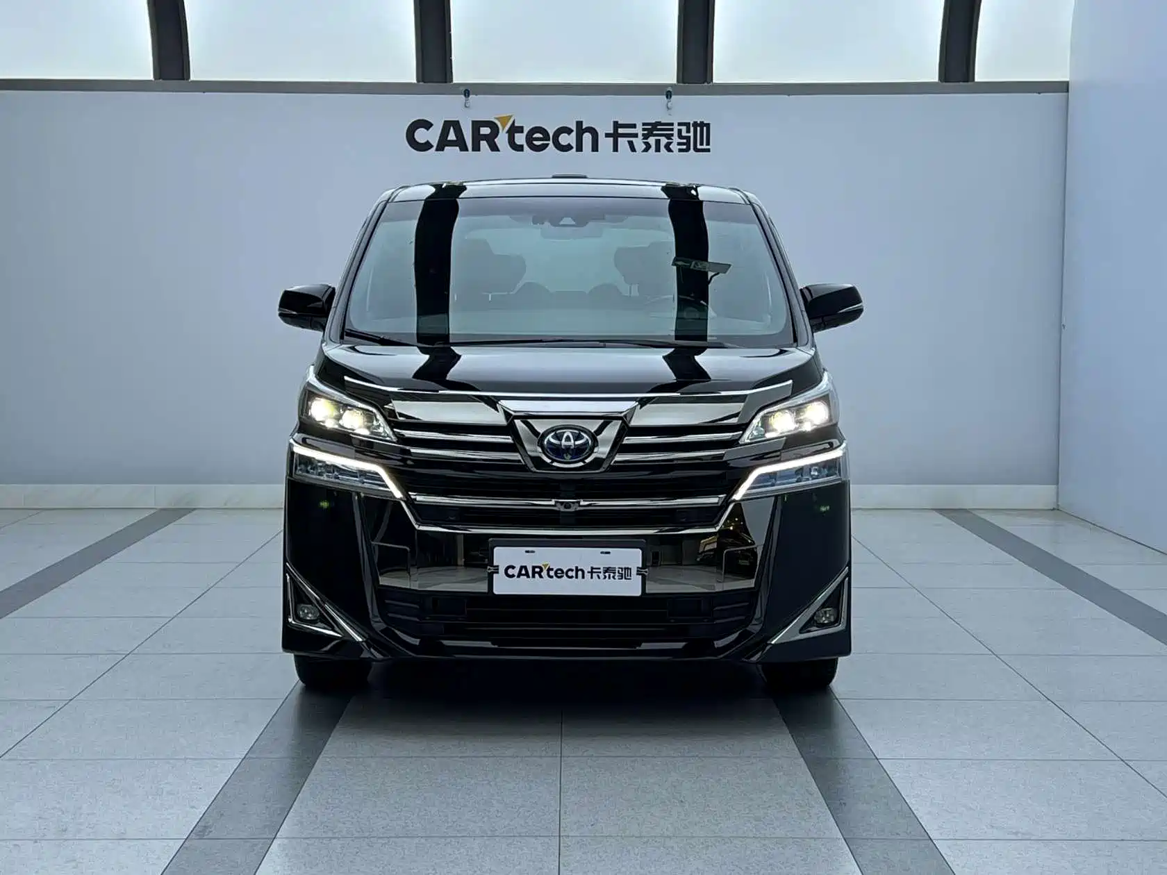 Фото 2 - Toyota Vellfire