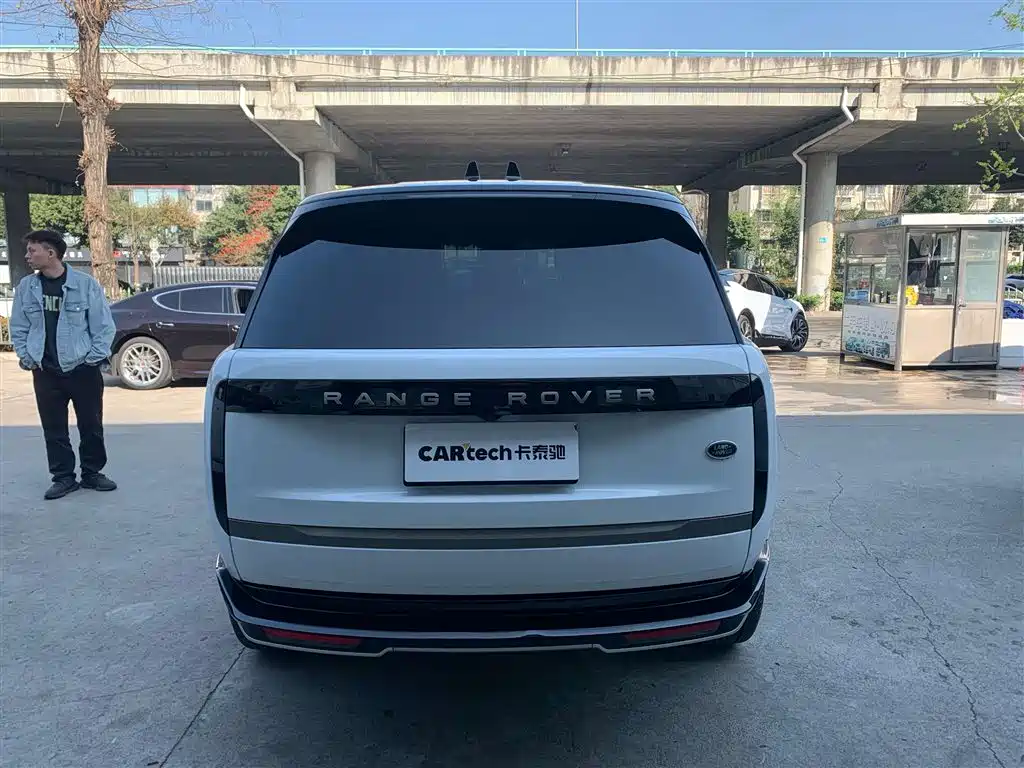 Land Rover Range Rover 2023 3.0 L6 360PS Golden Age Edition фото 7
