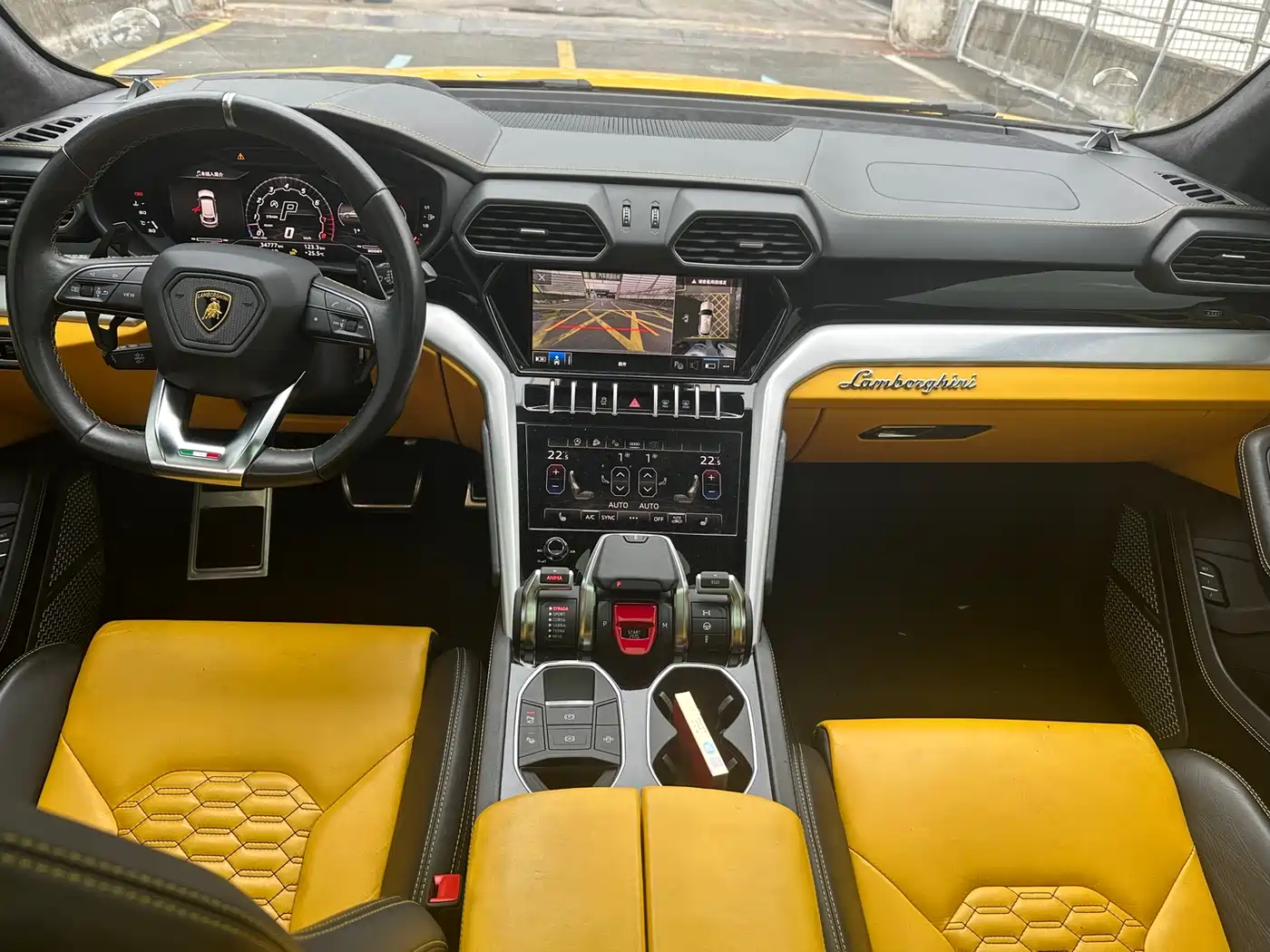 LAMBORGHINI URUS